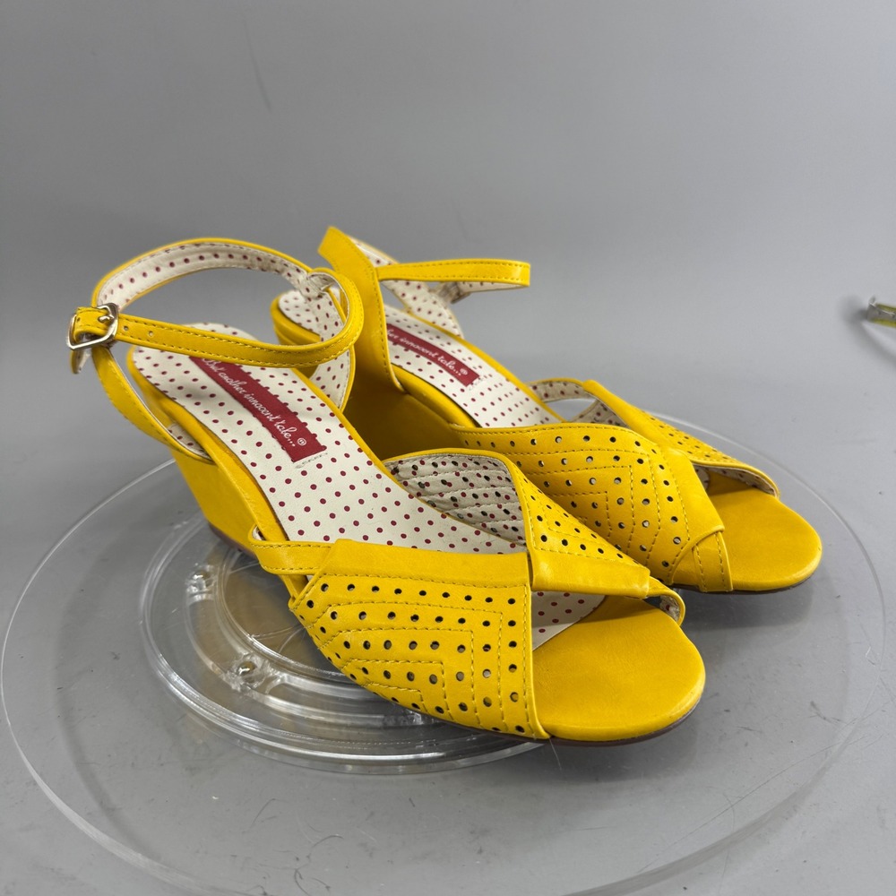 But Another Innocent Tale Womens Yellow Perforated Wedge Peep Toe Sandals Size 6